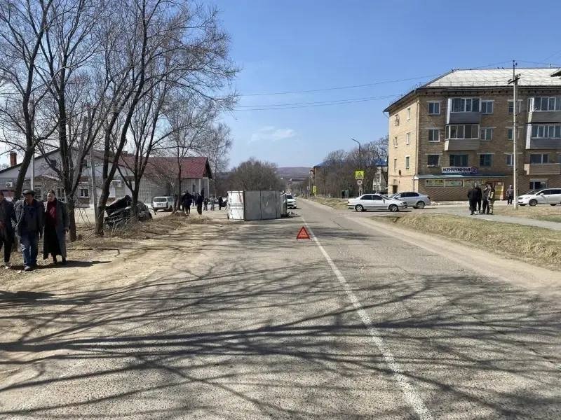 Водитель кроссовера заставил грузовик лечь на бок на перекрёстке в Приморье Пресс-служба УМВД России по Приморскому краю