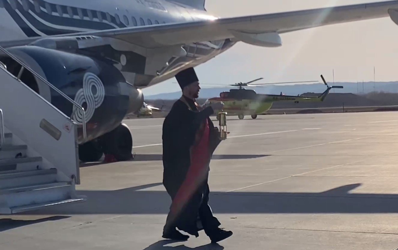 В Южно-Сахалинск доставили Благодатный огонь из Иерусалима пресс-служба аэропорта Южно-Сахалинск