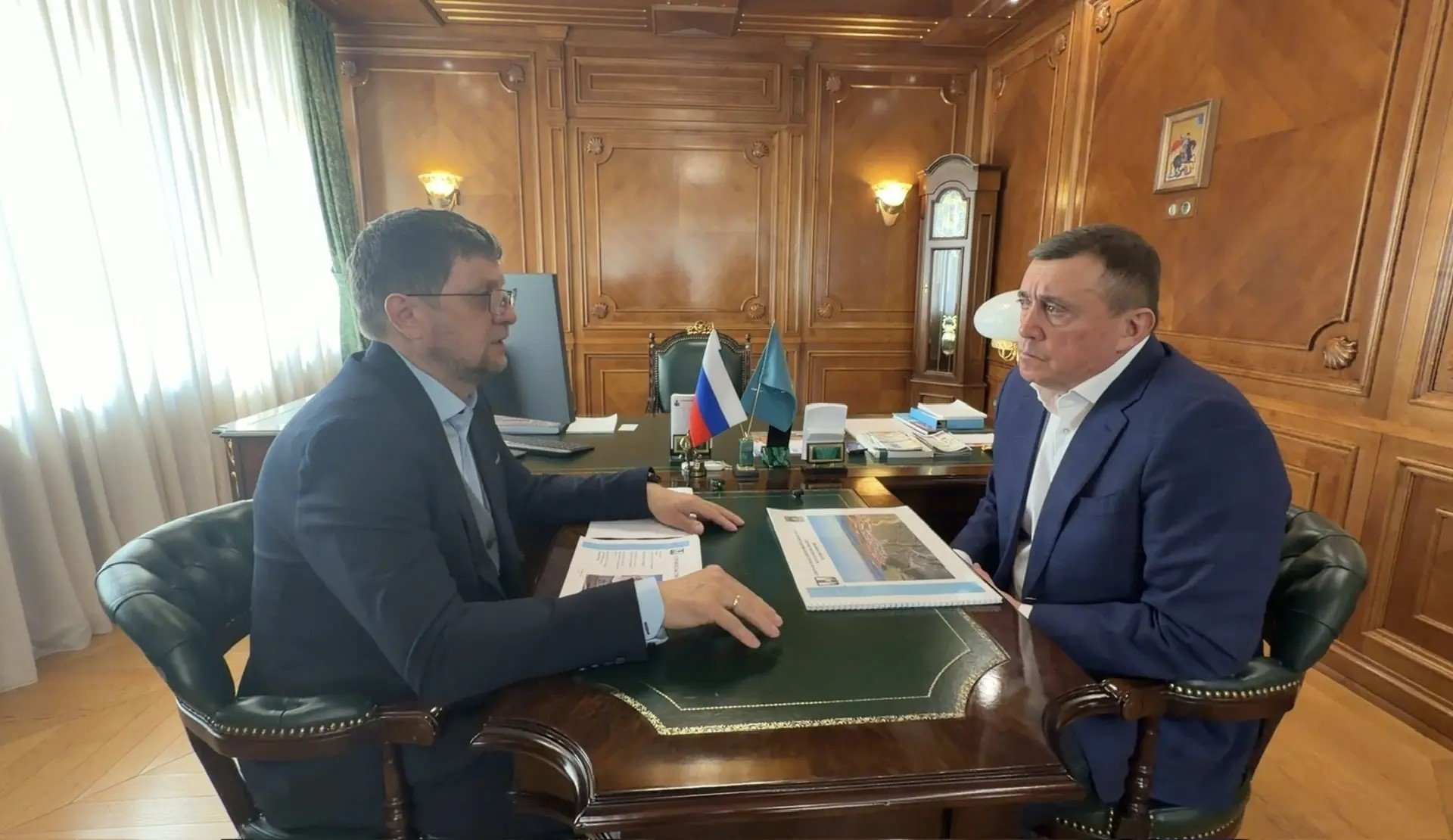 Мэр Северо-Курильского района Овсянников представил Лимаренко план развития района пресс-служба правительства Сахалинской области