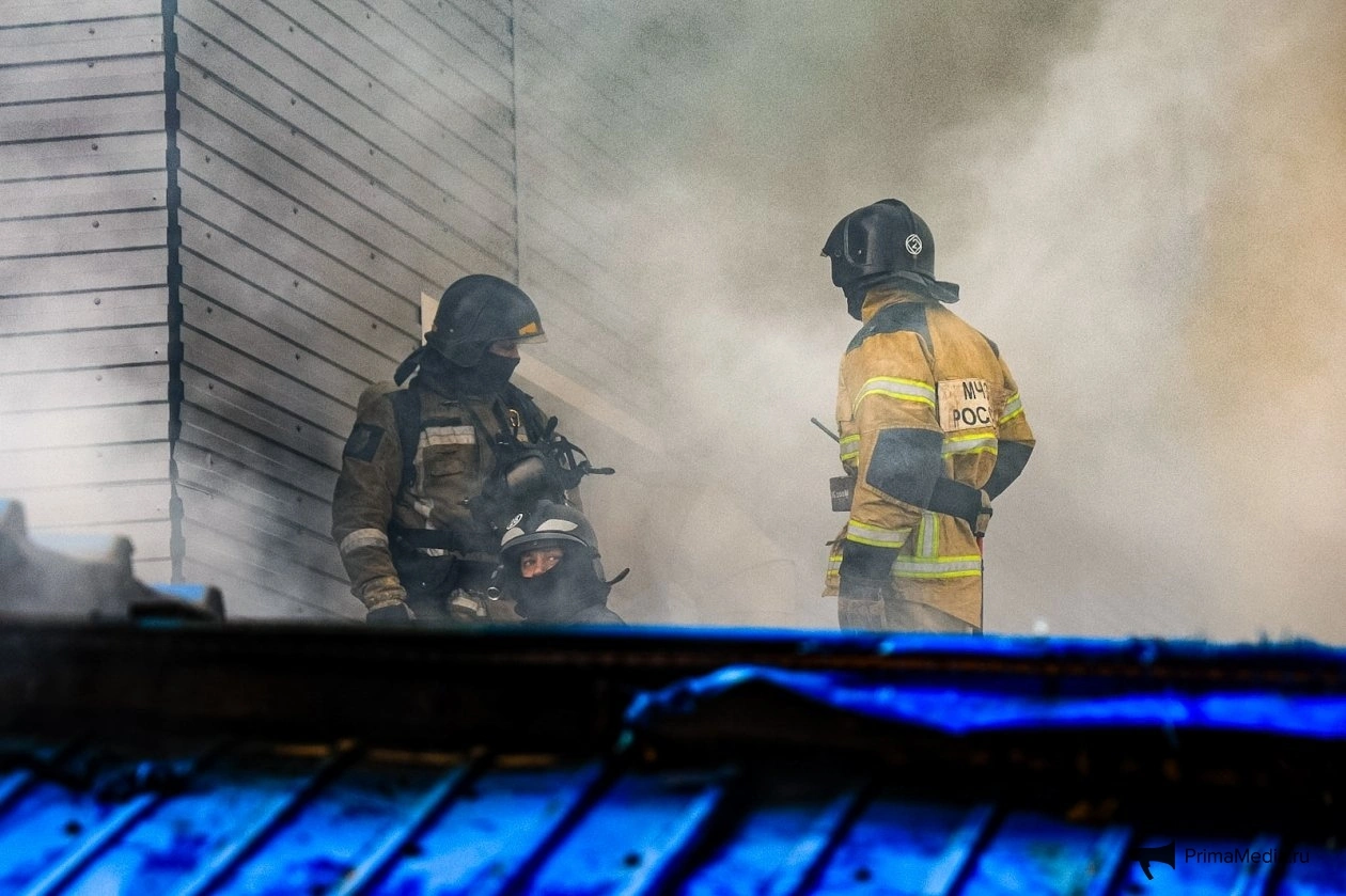 Огнеборцы ликвидировали пожар на рынке во Владивостоке Евгений  Кулешов, ИА PrimaMedia