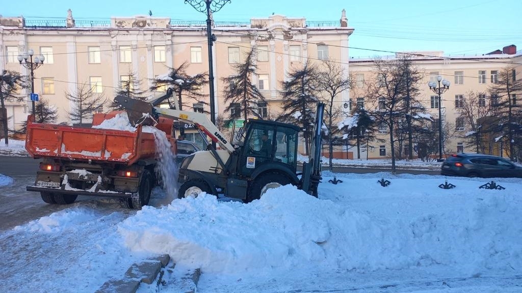 В Магадане продолжается расчистка от снега участков улично-дорожной сети Источник