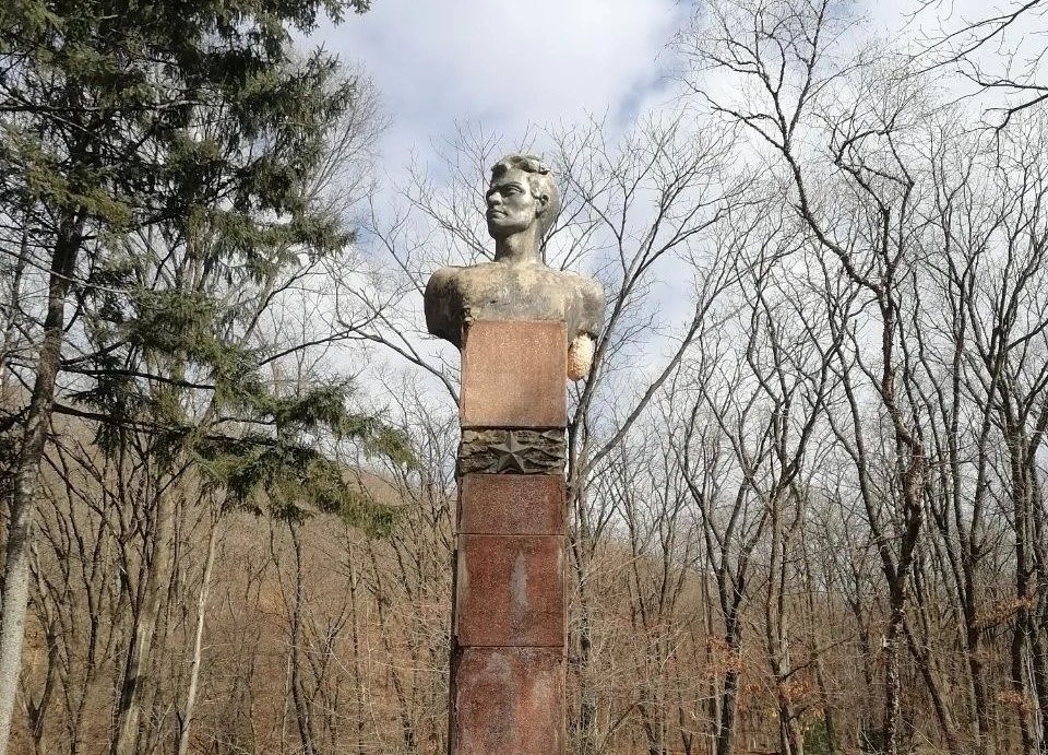 Памятник-могила Виталия Баневура сейчас управление культуры администрации УГО в MAX (6+)