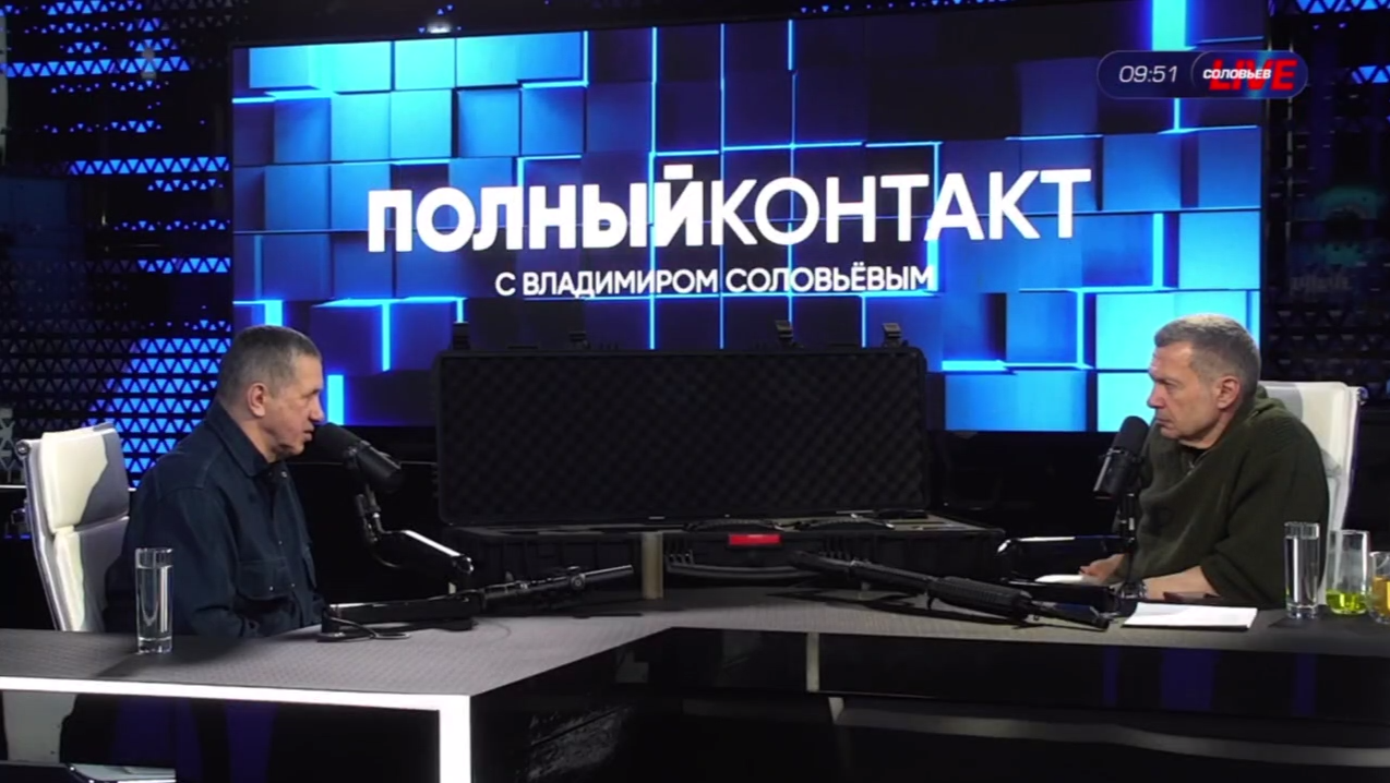 Трутнев в эфире у Соловьева показал модифицированный под условия СВО автомат Калашникова Кадр с трансляции