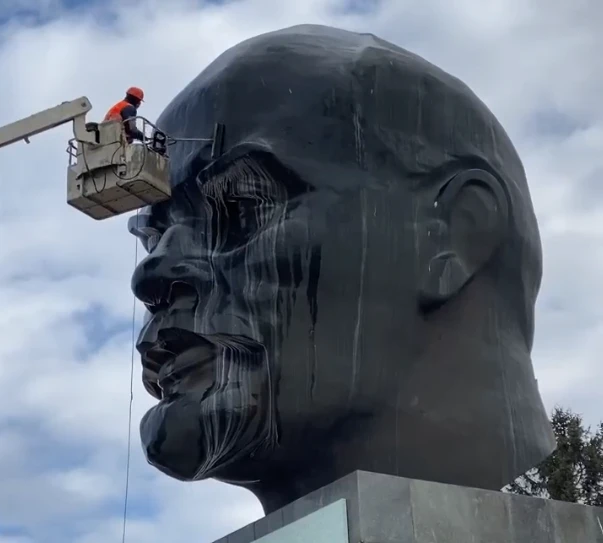 Скульптуру очищают мягкими щетками и водой — как и другие монументы города мэрия Улан-Удэ