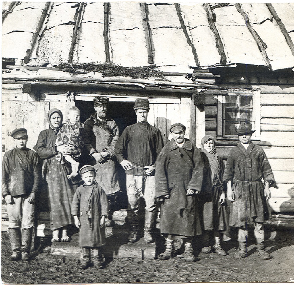 Фамилия деревни. 1907 Переселенцы Сибирь. Раскулаченные крестьяне Курская. Переселенцы в Сибирь 19 век Омская облас. Раскулаченные крестьяне Курская область.