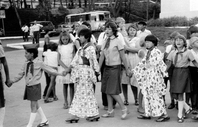 Пионеры встречают корабль из Японии. Находка, 1979 год