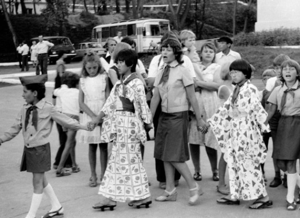Пионеры встречают корабль из Японии. Находка, 1979 год